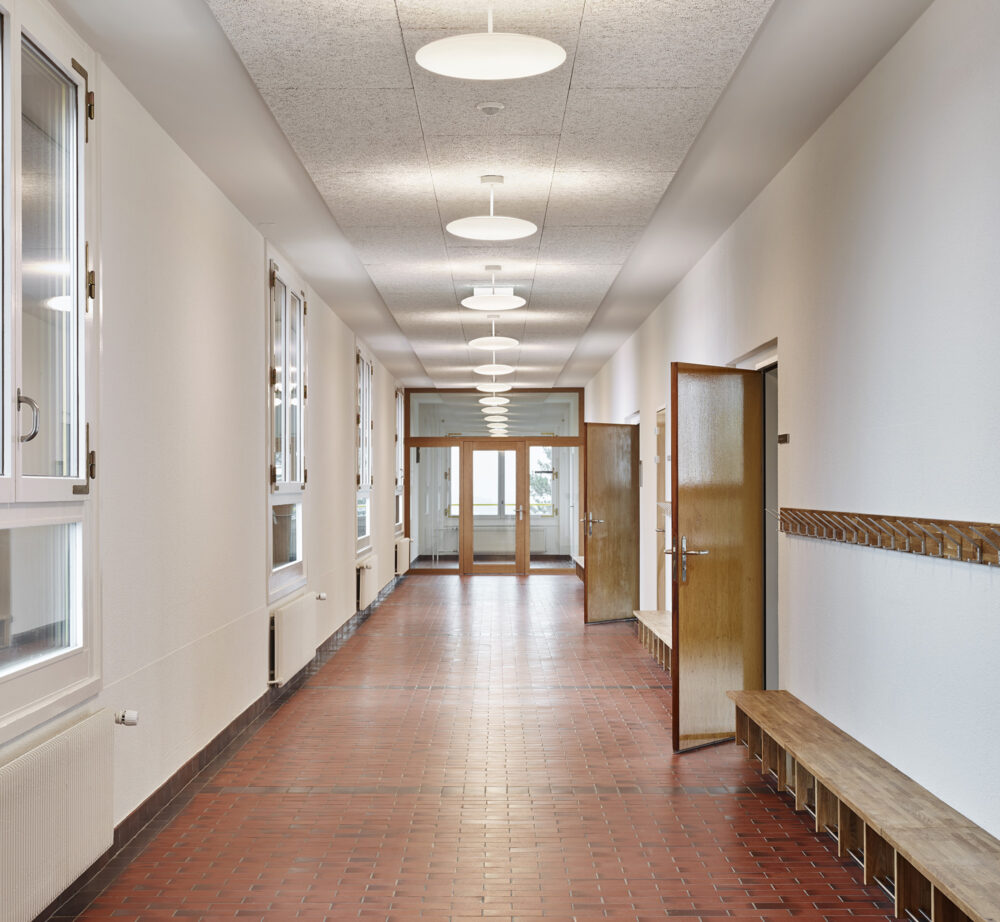 2022 05 Schulhaus Chasseral Spiegel